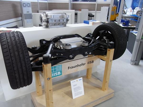 Auto - der Begriff wird neu definiert
Man hatte sich so schön daran gewöhnt, das es im Auto nur einen Motor gibt, der zwischen 2 Rädern seine Arbeit verrichtet. Wie man sieht, fällt es den Experten auch schwer,