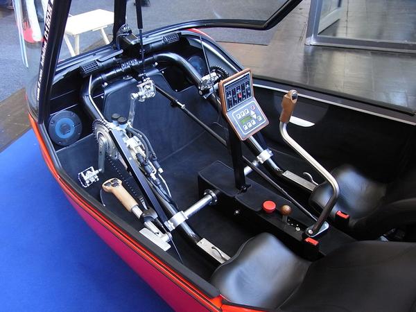 Elektrisch oder mit Muskelkraft ?
Ganz nach Wunsch kann das Twike elektrisch oder auch mit Pedalantrieb bewegt werden. Ich würde es gesundes Autofahren nennen.