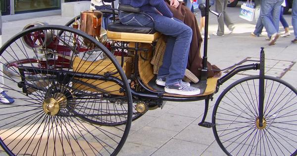 Motorwagen - und er bewegt sich doch
Als der Motorwagen von Karl Benz durch die Straßen fuhr, schaute man hinauf zu seinen meist wohlhabenden Fahrern. Schon um 1900 gab es aber Alternativen zum Verbrennungsmotor.