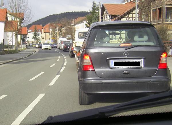 Der tägliche Stau - tonnenweise Abgase
Seit der CO²-Diskussion wird der Gestank im täglichen Stau nicht nur gerochen, sondern auch in Gramm gewogen. Was wird nicht alles getan um den CO²-Ausstoß pro km zu reduzieren.