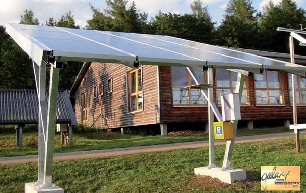 Solarcarport als eigene Strom-Tankstelle
Schlicht, einfach und funktionstüchtig, zeigt sich der Solarcarport von Galaxy Energy. Während das Elektroauto im Schatten parken kann, wird es gleichzeitig aufgeladen.