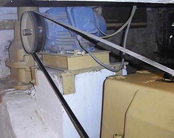Generator mit Getriebe
Im Keller der Mühle gibt es seit einigen Jahren ein Getriebe durch das die Kraft des Wasserrades auf hohe Drehzahlen gebracht wird. Über einen Flachriemen wird dann der