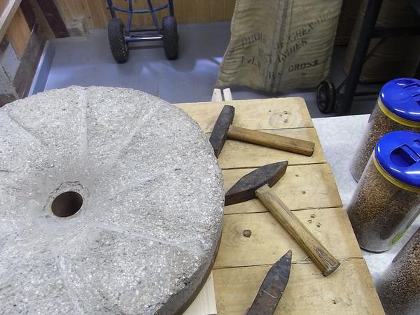Der Mühlstein wurde mit dem Hammer geschärft
Von Zeit zu Zeit mussten die Rillen im Mühlstein nachgearbeitet werden. Der Hammer mit den beiden Spitzen ist ein typischer Schärfhammer.