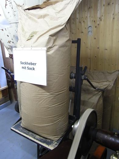 Sackheber - einfaches Hilfsmittel
Getreide, Schrot und Mehl, alles wurde in Säcken transportiert. Zur weiteren Verarbeitung mussten die schweren Säcke beim Ausschütten angehoben werden.