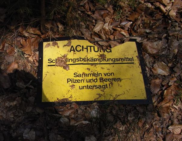 Schädlingsbekämpfung
Wenn man zufällig am Wegesrand so ein Schild findet was darauf hindeutet, das hier irgendwas nicht in Ordnung war, weiß man wenigstens warum die letzten Pilze nicht geschmeckt