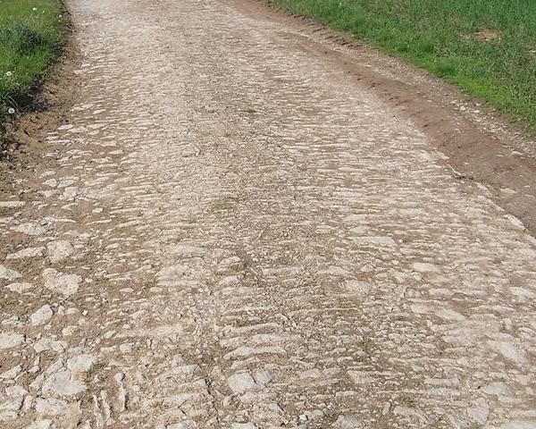 Wege mit Sandstein gepflastert
Noch bevor Bitumen als Straßenbelag bekannt war und Basaltpflaster über weite Strecken zum Bestimmungsort transportiert werden konnte, wurden die Wege