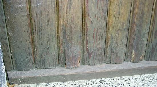 Falsch behandelte Holztür
Die senkrechte Holz-Verkleidung der Tür ist von Grund auf eine ordentliche Sache. Allerdings sollte immer darauf geachtet werden, das unten etwas Luft bleibt. Wenn die senkrechten