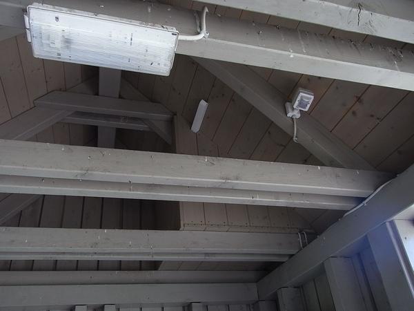 Beleuchtung im Wartehäuschen
Unter der Dachkonstruktion im Wartehaus der Bushaltestelle hängt eine Leuchtstofflampe und ein Bewegungsmelder. Der Bewegungsmelder ist so angebracht, das vorbeifahrende