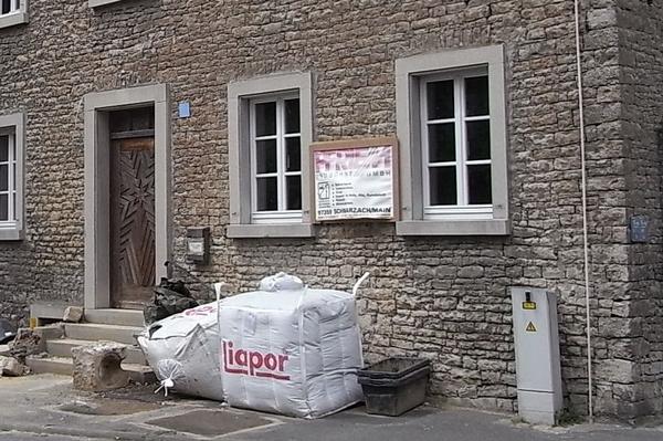 Liapor - Blähton zur Sanierung eingesetzt
Das Bild spricht für sich. Big Bags von Liapor vor der Tür zeigen, dass hier mit Blähton renoviert wird. Die kleinen Tonkügelchen sind als Schüttung für Fußböden