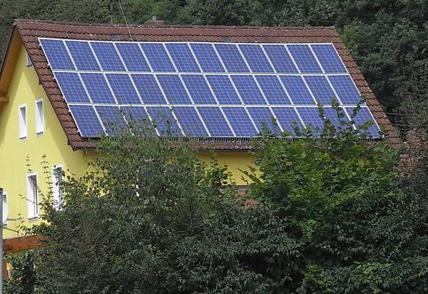 Photovoltaik gehört dazu
Noch sind die wenigsten Dächer mit Photovoltaik belegt. Dabei kann eine solche Anlage auf einem Einfamilienhaus den ganzen Strombedarf seiner Bewohner decken.