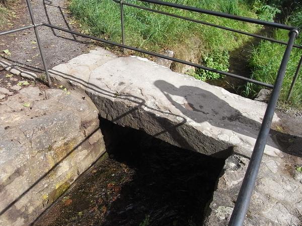 Brücke aus einem Stein gehauen
An einer alten Mühle bildet ein einziger Stein die Brücke über den Mühlgraben. Der Stein dürfte damals im Mühlsteinbruch angefallen sein.