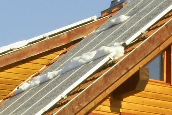 Der letzte Schnee auf der Photovoltaik
Trotz einiger schönen Sonnenstunden hat der Schnee von gestern seine Spuren hinterlassen. Hartnäckig hält sich der Schnee an den Rändern der Photovoltaik-Module fest.