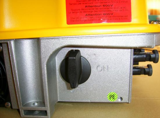 Seitenansicht des Solarmax 3000S
Auf der linken Seite des Wechselrichters gibt es jetzt einen DC-Trennschalter. Bei dem Vorgängermodel war das noch nicht so.