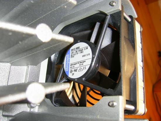 Wechselrichter SolarMax 3000 S - Lüfter
Bevor der Wechselrichter an die Wand kommt noch ein Blick auf die Rückseite, weil man die später nicht mehr sehen kann. Der Lüfter soll bei Bedarf die Kühlung unterstützen.