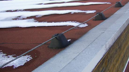 Anlagenplanung für ein Flachdach
Langsam taut der Schnee auf den Dächern der Betriebsgebäude. Das kleine mittelständische Unternehmen hat sich schon länger mit dem Gedanken befasst auf den Dächern