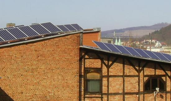 Solarstrom für den Eigenbedarf - Förderung
In Deutschland gibt es noch unheimlich viel Platz für die Stromerzeugung. Jedes Dach sollte möglichst dafür genutzt werden. Damit dieser Gedanke gefördert wird, gibt es jetzt