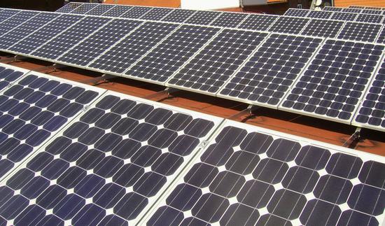 Gedanken zur Nachführung der Photovoltaik
Photovoltaik-Anlagen bei denen die Module entsprechend dem Sonnenstand nachgeführt werden bringen den höchsten Ertrag. Der mechanische Aufwand und das Gewicht solcher