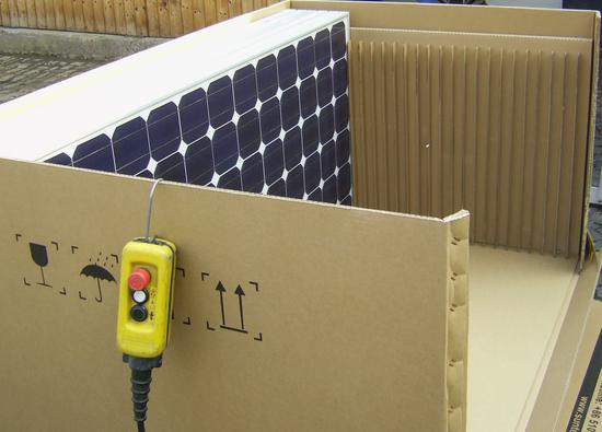 Module in der Verpackung
Damit die Photovoltaik-Module ohne Beschädigungen transportiert werden können, sind sie in einem Karton verpackt. Durch die Lamellen im Karton wird alles berührungsfrei gehalten.