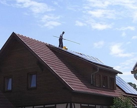 Reinigung von Solaranlagen
Ob die Reinigung von Solaranlagen sinnvoll oder nur gefährlich ist sollte von Fall zu Fall entschieden werden. Auf einem steilen Dach überwiegen meist die Gefahren.