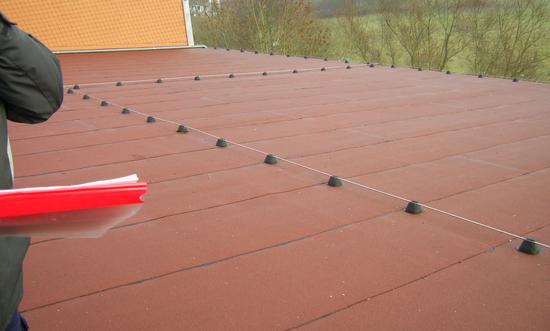 Vorbereitungsarbeiten
Nachdem die Photovoltaik-Anlage nicht dachintegriert, sondern aufgeständert geplant wurde, geht es nun daran dieses auf dem Dach umzusetzen. Der Dachbelag wurde vor einigen Jahren