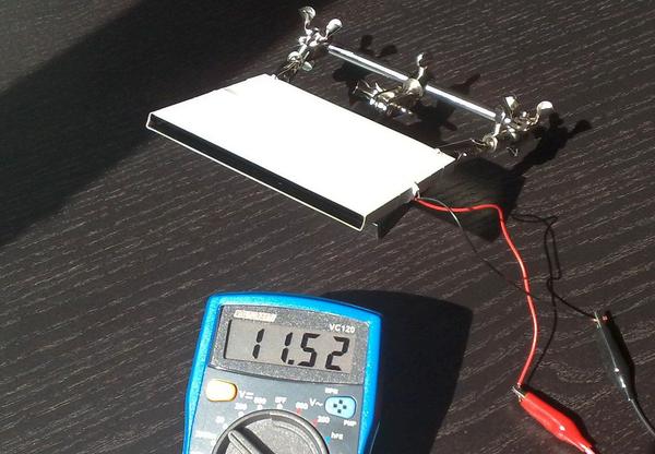 Fläche für Photovoltaik minimiert
Die beiden Module liegen im Gehäuse mit dem Gesicht zur Glasscheibe in der Mitte. Das Sonnenlicht gelangt nur noch über die Stirnseite der Glasplatte auf die Solarzellen.