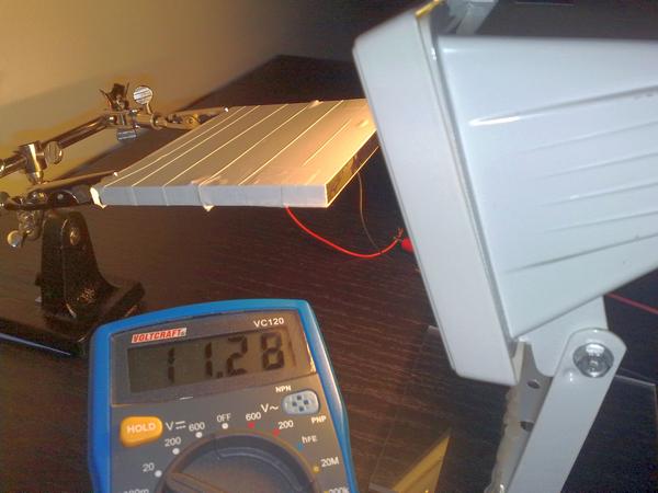 Photovoltaik mit der Kunstlicht aktiviert
Kunstlicht fällt nur auf die Stirnseite der Photovoltaik. Die Solarzellen bleiben verpackt und gestapelt.