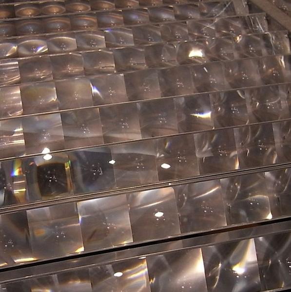 Licht mit Linsen eingefangen
Sonnenlicht mit Linsen eingefangen und gebündelt, kann über Glasfasern nahezu verlustfrei weitergeleitet werden. Am Beispiel des Sollektor  wurde das Licht in die Innenräume