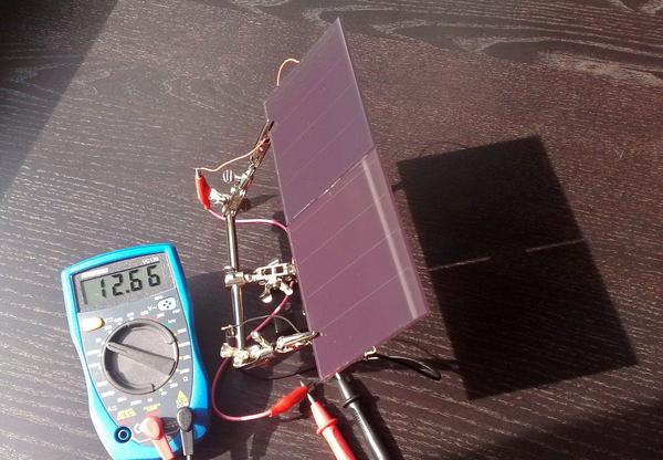 Photovoltaik Ertrag steigern
Für den Ertrag einer Photovoltaikanlage sind mehrere Faktoren entscheidend. Einfach ausgedrückt, wird aber nur Licht benötigt und eine Schicht, die aus dem Licht Strom erzeugt.