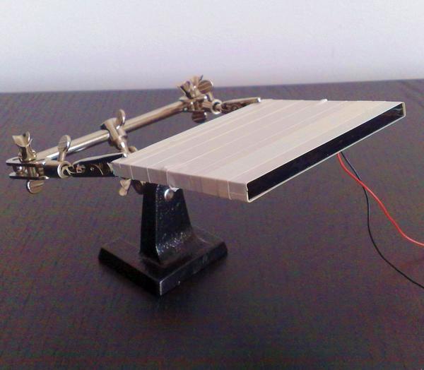 Solarzellen indirekt beleuchtet
Die zwei Solarzellen sind jetzt in einem Gehäuse verpackt. Zwischen den Zellen liegt eine Glasscheibe als lichtleitende Schicht. Nach außen hin gibt es eine Verspiegelung im