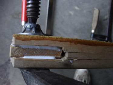 Der Bürostuhl hat eine Reparatur dringend nötig.
Nach dem Zerlegen des alten Schreibtisch-Drehsessels aus dem VEB Metallwaren Naumburg gibt es doch einiges zu entsorgen. Federn, Klammern, Nägel und Stoff sind nicht mehr
Bild 2