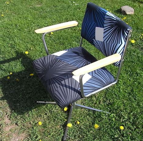 06.05.09 Drehsessel im neuen Outfit
Der Schreibtisch-Drehsessel steht jetzt zum Fototermin in der Sonne. Außer den Polsterarbeiten mussten die hölzernen Armlehnen noch abgeschliffen und neu lackiert werden.