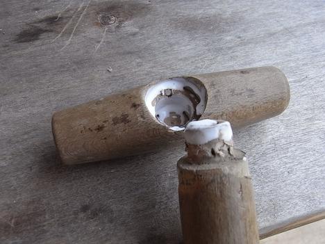 06.05.09 Auf den Leim gegangen
Der Griff vom Spatenstiel ist jetzt mit Holzkaltleim versehen. Damit dürfte der Spaten wieder einige Jahre halten, oder nie wieder an derselben Stelle auseinander gehen.