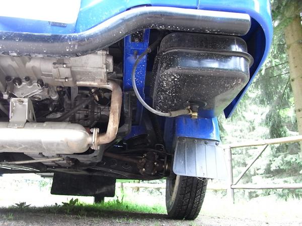 Piaggio von unten
Motor, Getriebe, Abgasanlage und Tank werden für ein sauberes Fahrzeug nicht mehr benötigt. Es wird also genügend Platz für Akkus unter dem Kleinlaster geben.