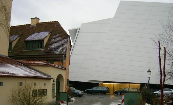 Fassade ohne Nutzen?
Über Geschmack lässt sich streiten, über Architektur ebenso. Was für meinen Geschmack nicht an diesen Platz passt haben andere besonders schön oder nützlich empfunden.