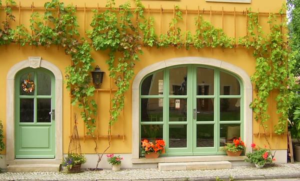 Harmonische Farbgestaltung - bewachsene Fassade
Ich habe schon viele gelbe Häuser gesehen, aber noch keins wo alles so gut zusammenpasste. Hier wurde kunstvoll restauriert. Naturstein, Holz und farbiger Putz