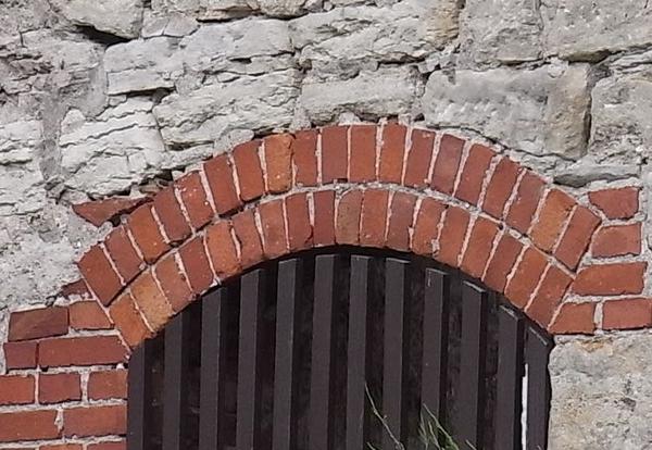 Gewölbebogen aus Ziegelstein
Noch vor wenigen Jahrzehnten gehörte das Mauern von Gewölbebögen zum täglichen Handwerk des Maurers. Türen und Fenster wurden mit dem Rundbogen versehen.