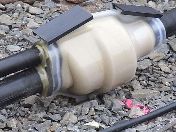 Abzweig am Erdkabel in der Muffendose
Hier ist der Anschluss an einem Mittelspannungs-Erdkabel mit Schraubmuffe angeschlossen und in der Dose eingegossen.