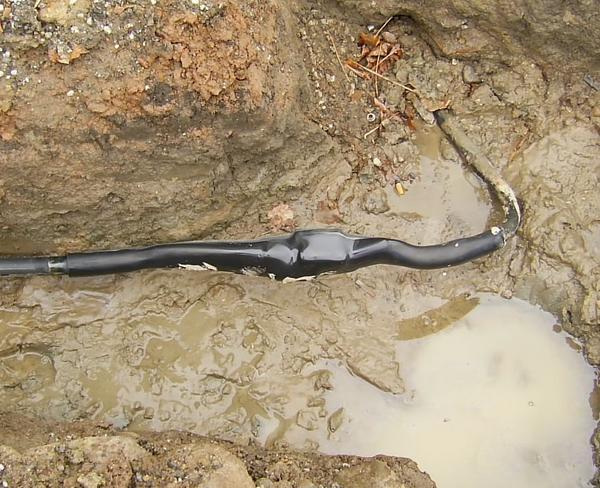 Hausanschluss vom Energieversorger erneuert.
Die Freileitungen verschwinden langsam aus den Straßen. Zum Anschluss der Häuser an das neue Erdkabel kommt man in vielen Fällen ohne Arbeiten an der Hausinstallation aus.