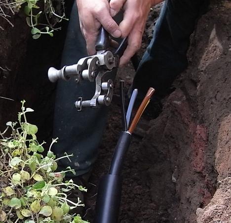 Stromkabel -  Hausanschluss neu verlegt
Mit einer speziellen Zange werden die einzelnen Adern des Erdkabels abisoliert. Trotz Hebeltechnik ist dabei noch ein gewisser Kraftaufwand erforderlich.