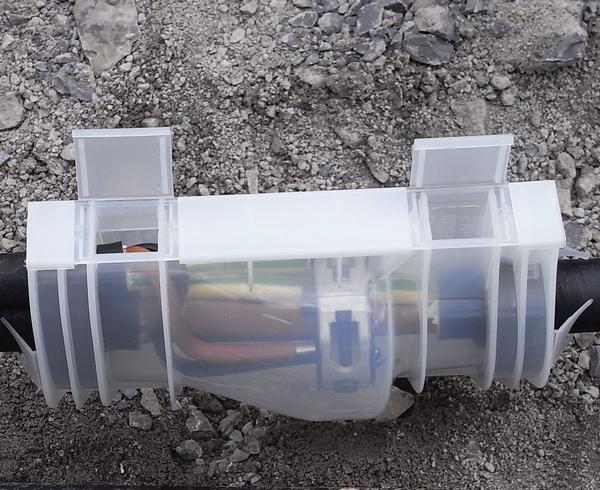 Kabeldose - Wasserdichter Abzweig am Erdkabel
Die Erdkabel der Energieversorger werden mit Schraubklemmen verbunden. Zum Schutz der Anschlüsse kommt eine Kunststoffdose um die Kabel-Klemme.