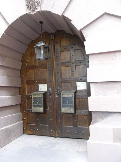 Rathaustür von Würzburg
Die Rathaustür der traditionsreichen Stadt, zeigt sich als eines der schönsten Stücke alter Handwerkskunst.