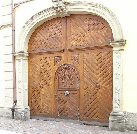 Schweres Eichentor mit Schnitzereien
Das schwere Eichentor am Eingang zu diesem Weingut, zeugt vom Können der Holz-Fachleute. In Gegenden mit Weinbau, hat oft auch das Handwerk seine Tradition bewahrt.