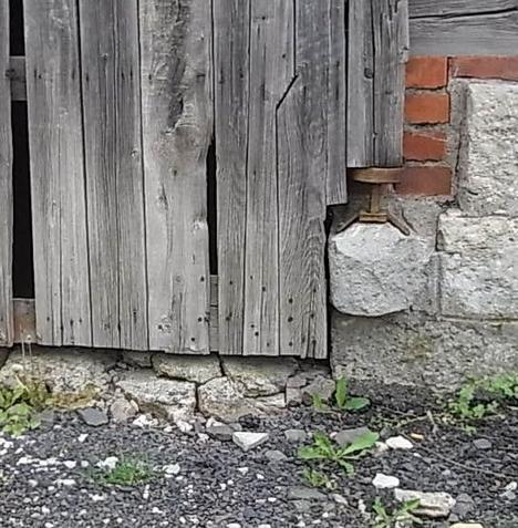 Scheunentor im Stein gelagert
Hier läuft der Lagerstift des Scheunentores ausnahmsweise mal in einer Eisenplatte. Das dürfte aber nicht die Original-Lagerung sein.