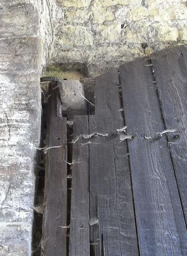 Burgtor - Angelpunkt im Stein
Der Dreh- und Angelpunkt eines alten Burgtores war oben ein Eisenring oder auch ein ausgehöhlter Stein. Hier war der Drehstein augebrochen und wurde durch das Eisen ersetzt.