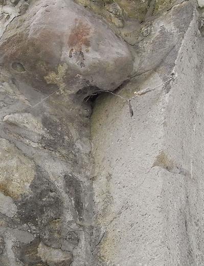 Lagerstein für schweres Holztor
Auch in diesem hohlen Stein lagerte einst ein schweres Holztor. Der Torbogen steht jetzt offen, jederzeit zugänglich.