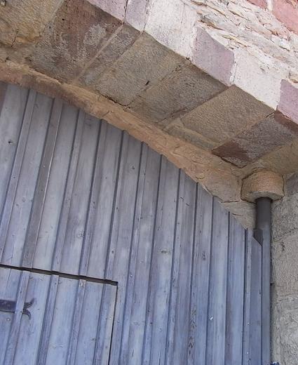 Scheunentor in Stein gelagert
Der drehbare Pfosten des Scheunentores läuft oben in einem ausgebohrten Stein.