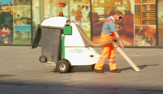 Straßen-Staubsauger
Ordnung und Sauberkeit muss sein. Nachdem eine Fußgängerzone frei von Abgas und Lärm ist, kommt die Stadtreinigung mit knatternden und stinkenden Geräten um für