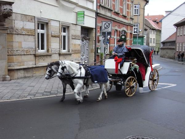 Emissionsfreier Verkehr in der Innenstadt
Wenn die Rede von emissionsfreiem Stadtverkehr ist, weiß doch jeder was gemeint ist. Man möchte nicht zurück in Zeiten, in denen nur wenige Wohlhabende sich eine Kutsche leisten