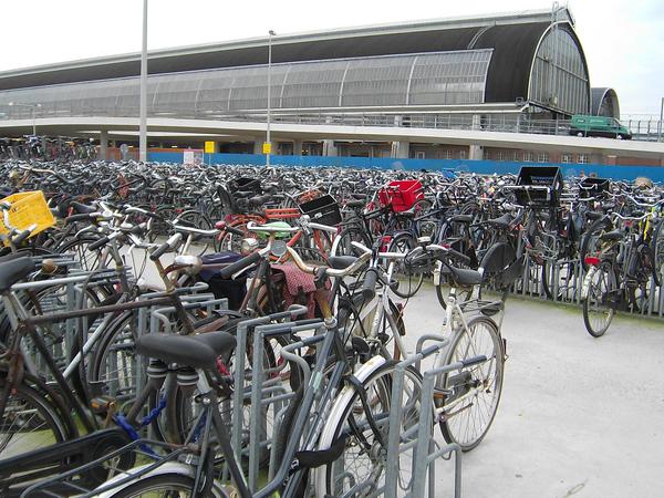 Das Fahrrad als zuverlässiges Verkehrsmittel.
Jeder Mensch weiß, wie schön man mit dem Fahrrad vorankommt. Dass man es auch als Verkehrsmittel akzeptieren kann, zeigt diese Aufnahme aus Holland.