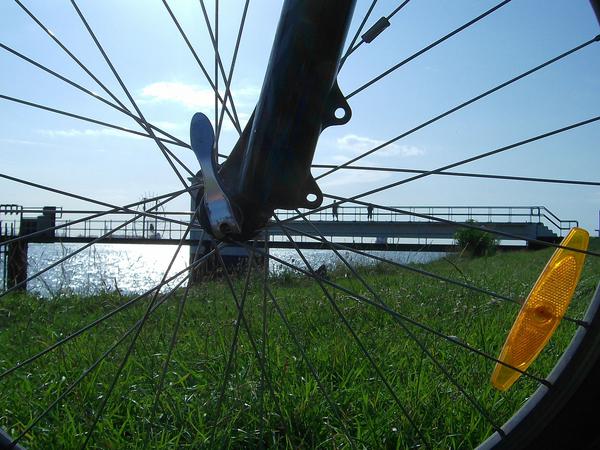 Blick durch die Speichen
Während einer Pause auf der Radtour, gab es Gelegenheit für diesen Blick durch`s Rad. Auch die Bewältigung größerer Distanzen kann mit dem Fahrrad erholsam sein.